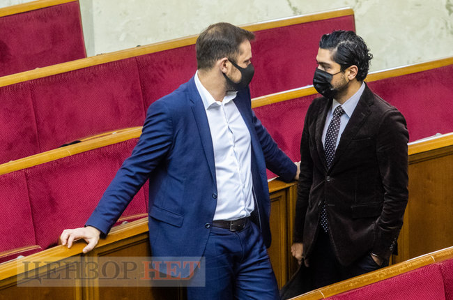 Розповідь Медведчука, обійми від Балоги, нарада у Верещук, дискусія Гетманцева і привітання Разумкова Халимону, - день роботи ВР 1 грудня 01