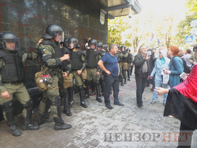 Під час мітингу під ГПУ проти екстрадиції в РФ Тумгоєва сталися сутички: мітингувальники бють вікна, їх у відповідь поливають водою зі шлангів 53