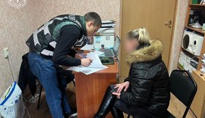 Зв’язувала, робила порізи, вставляла руку в двері: киянці повідомили про підозру у катування 9-річного сина. ФОТО