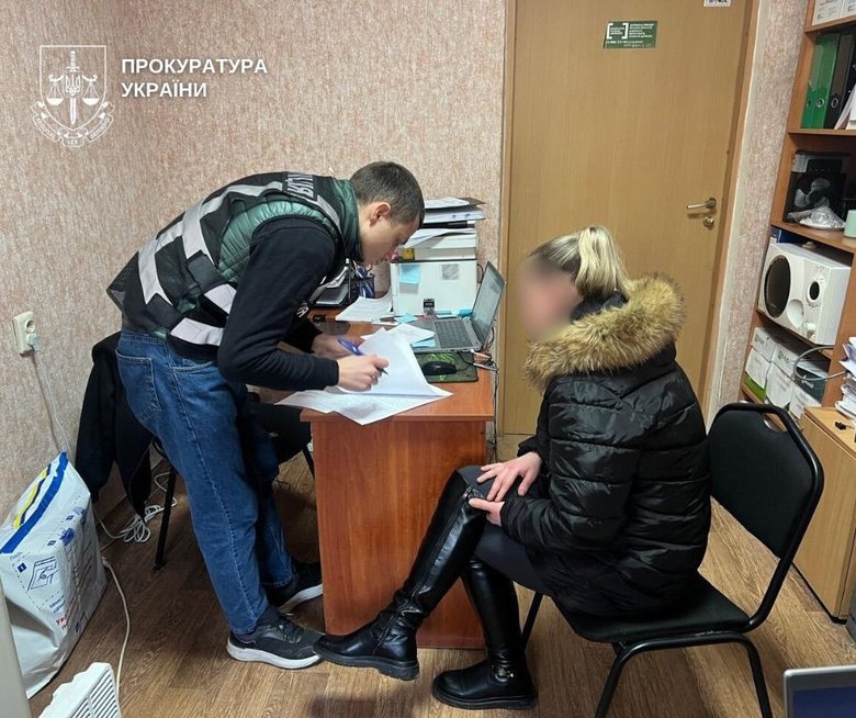 жінка знущалась над сином