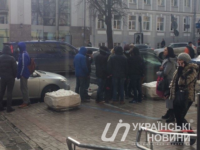 Невідомі накинулися на голову Інституту нацпам'яті В'ятровича перед прес-конференцією 01