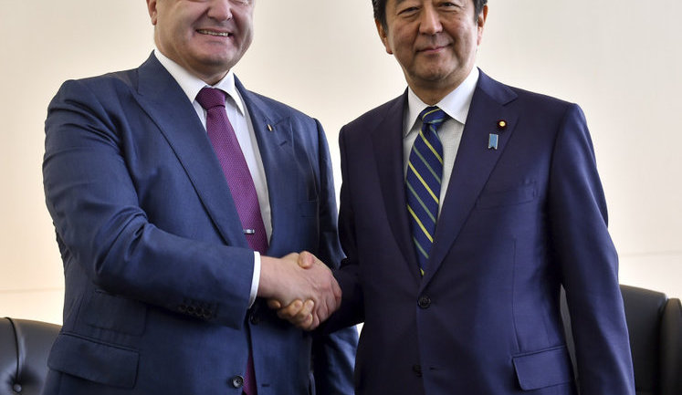 Порошенко провів переговори з прем'єр-міністром Японії Сіндзо Абе. ФОТО