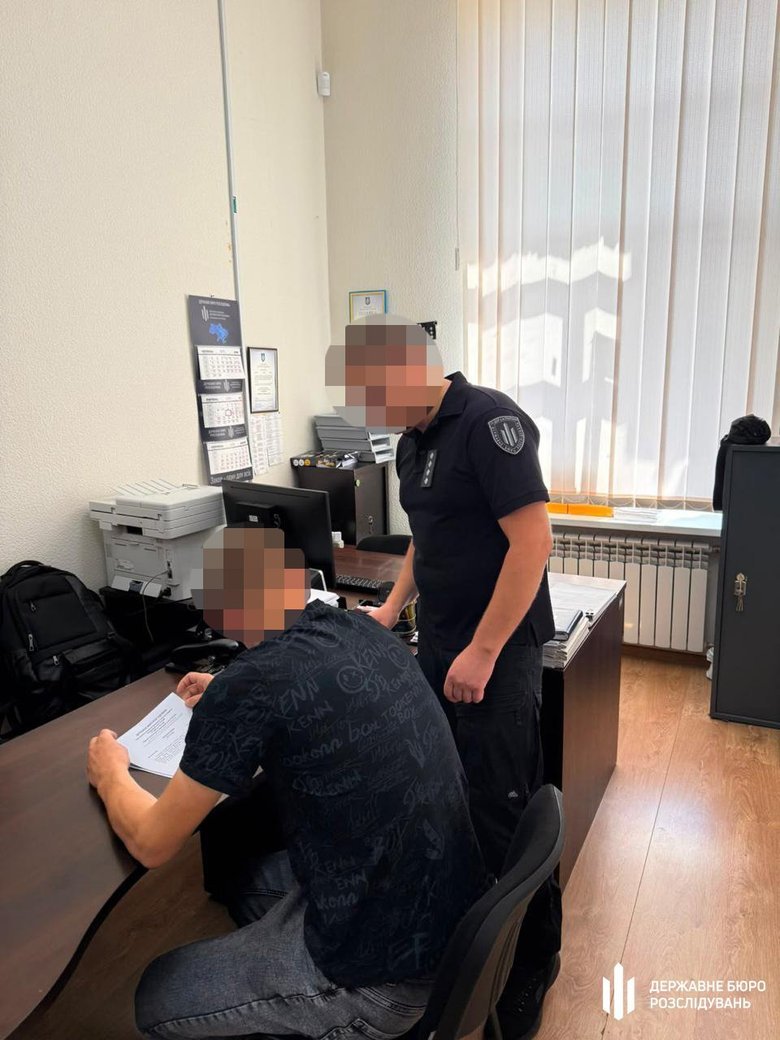Полицейский сломал мужчине руку во время доставки в ТЦК