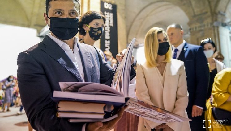 Зеленские накупили книг на "Книжном Арсенале". ФОТОрепортаж