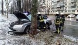 Водитель Hyundai погиб в результате столкновения с деревом в Днепровском районе столицы, - ГСЧС. ФОТО