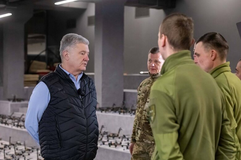 Порошенко передав 500 FPV воїнам зенітникам