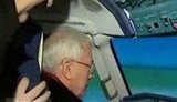 Азаров попробовал управлять новеньким самолетом АН-158. ВИДЕО.
