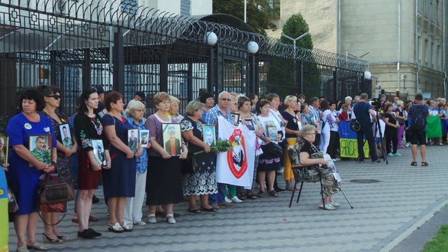 Ilovaisk tragedy anniversary: relatives of fallen servicemen picketing Russian embassy in Kyiv 14