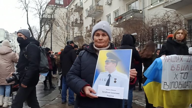 Требую справедливости: родные погибших военнослужащих пикетировали ОП с требованием расследовать случаи небоевых потерь 05