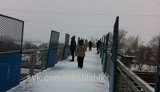 "Переговорный пункт" в оккупированном Донецке: жителям города приходится взбираться на мост, чтобы поговорить по телефону. ФОТО