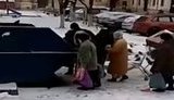 "Старенькі бідні. Позбавлені достатку. Ганьба державі", - пенсіонери підмосковного Серпухова у смітнику шукають прострочені товари із супермаркету. ВIДЕО