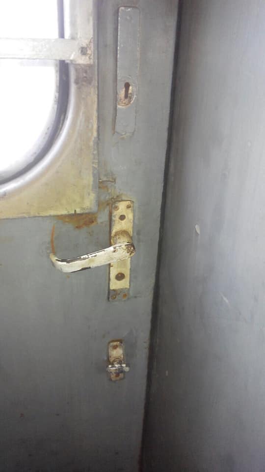 Грязь, ржавчина, клей на окнах: новый сезонный поезд Одесса-Ковель возмутил соцсети 07