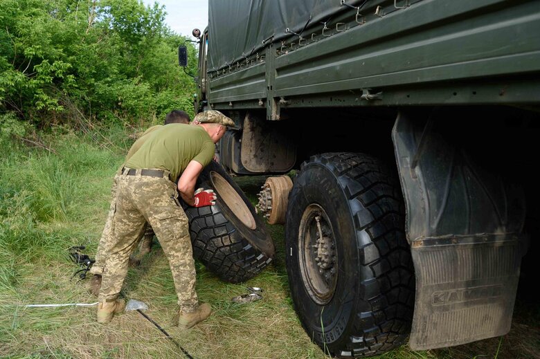 Десантники на Донеччині отримали тягач Foden та мобільний шиномонтаж 02