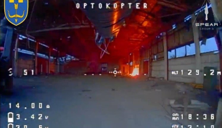 Дронарі 118-ї бригади ТрО спалили ангар із трьома БМП перед запланованим штурмом ворога. ВIДЕО