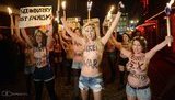 Femen устроили акцию на избирательном участке, где голосовал Берлускони. ВИДЕО