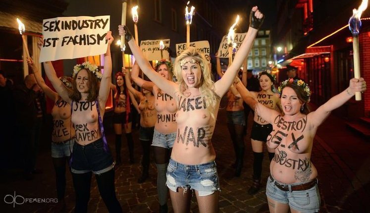 Femen устроили акцию на избирательном участке, где голосовал Берлускони. ВИДЕО