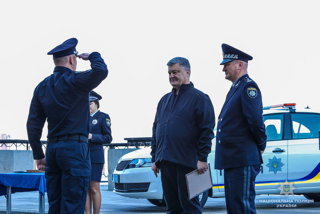 Порошенко передав Нацполіції сучасні катери та автомобілі 01