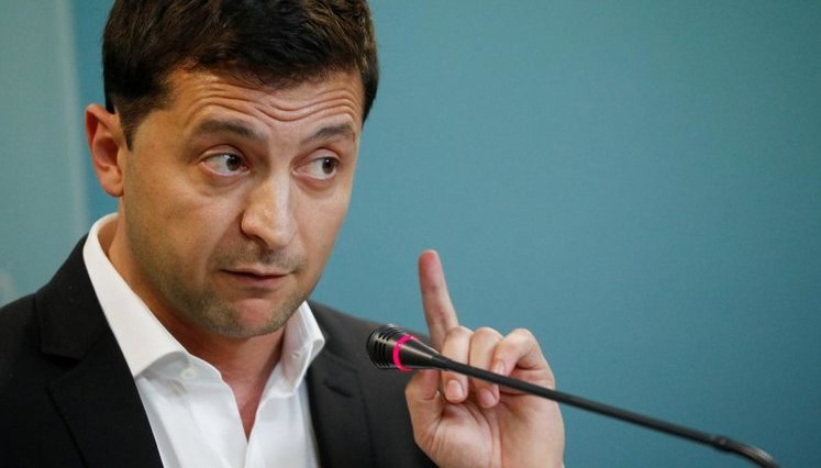 Зеленский поручил упростить торговлю с оккупированным Донбассом