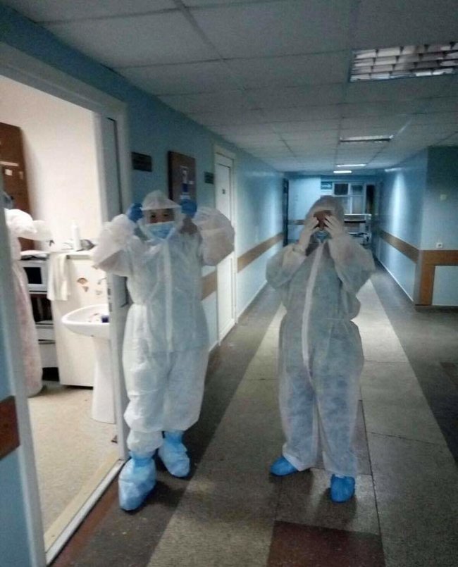 Медперсонал больницы №8 в Киеве вышел на протест: больных COVID-19 принимают, но доплаты не получают 06