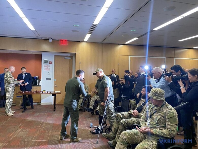 Зеленський відвідав українських військових, які проходять лікування та реабілітацію у США 04