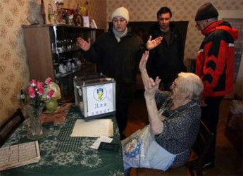 Голосование на дому на выборах Президента в 2010 году. Фото Reuters.