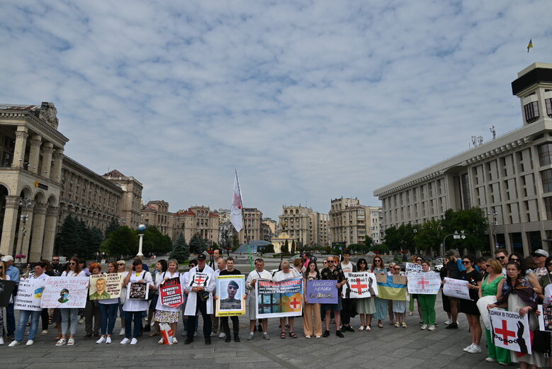 Акція на підтримку полонених військових медиків відбулася на Майдані Незалежності 25