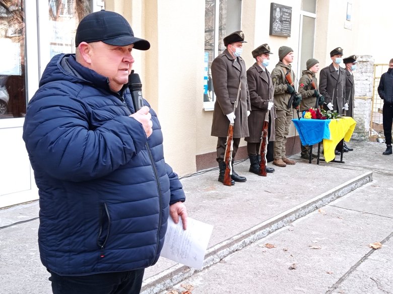 Сини загиблого воїна 93-ї ОМБр Руслана Чайковського відкрили меморіальну дошку на фасаді його рідної школи в Дніпрі 04