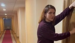 нардепка безугла біля дверей у вр