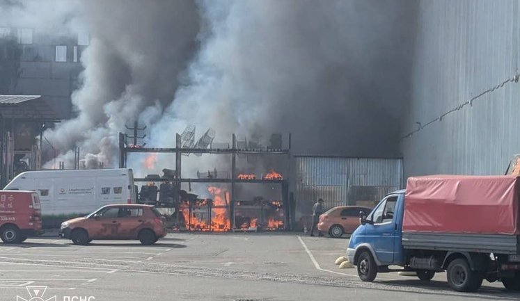 Russia attacked store in Solomianskyi District of Kyiv: two killed, there are wounded. PHOTOS (updated)