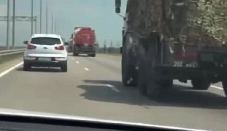 Росіяни бояться їхати поруч із колоною бензовозів: "Бл#дь, опять мы к этой колонне приблизились". ВIДЕО