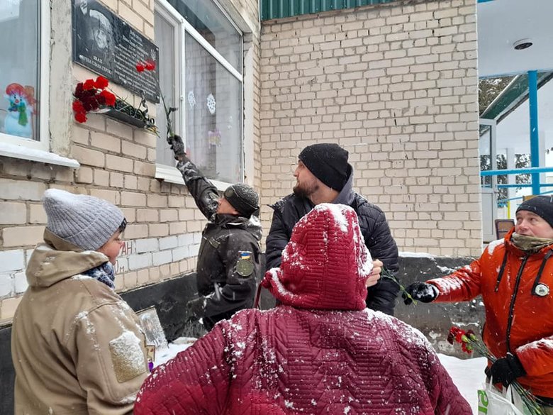 Меморіальну дошку воїну Азова Едуарду Шахову, вбитому російським снайпером на Донбасі, відкрили на Херсонщині 07