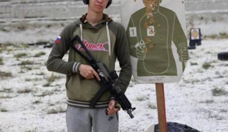 Знівечений пострілом Росляков, який вчинив самогубство у бібліотеці коледжу окупованої Керчі. ФОТО 18+