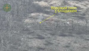Украинские защитники поразили ударным FPV-дроном вражеский окоп с блиндажом в Донецкой области. ВИДЕО