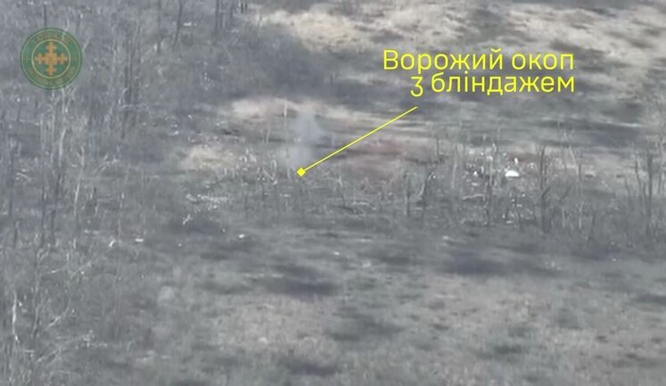 Украинские защитники поразили ударным FPV-дроном вражеский окоп с блиндажом в Донецкой области. ВИДЕО