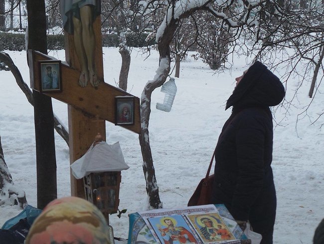 Верующие УПЦ МП пришли молиться под Раду 05