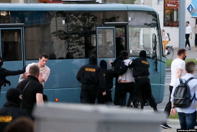 Полиция начала задерживать митингующих активистов в разных городах Беларуси 02