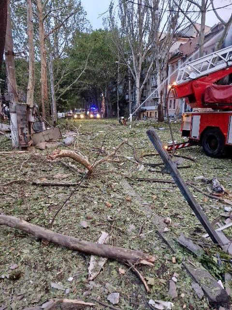 Вночі рашисти вдарили по центру Миколаєва, є поранені, з-під завалів врятували дві особи (оновлено) 04