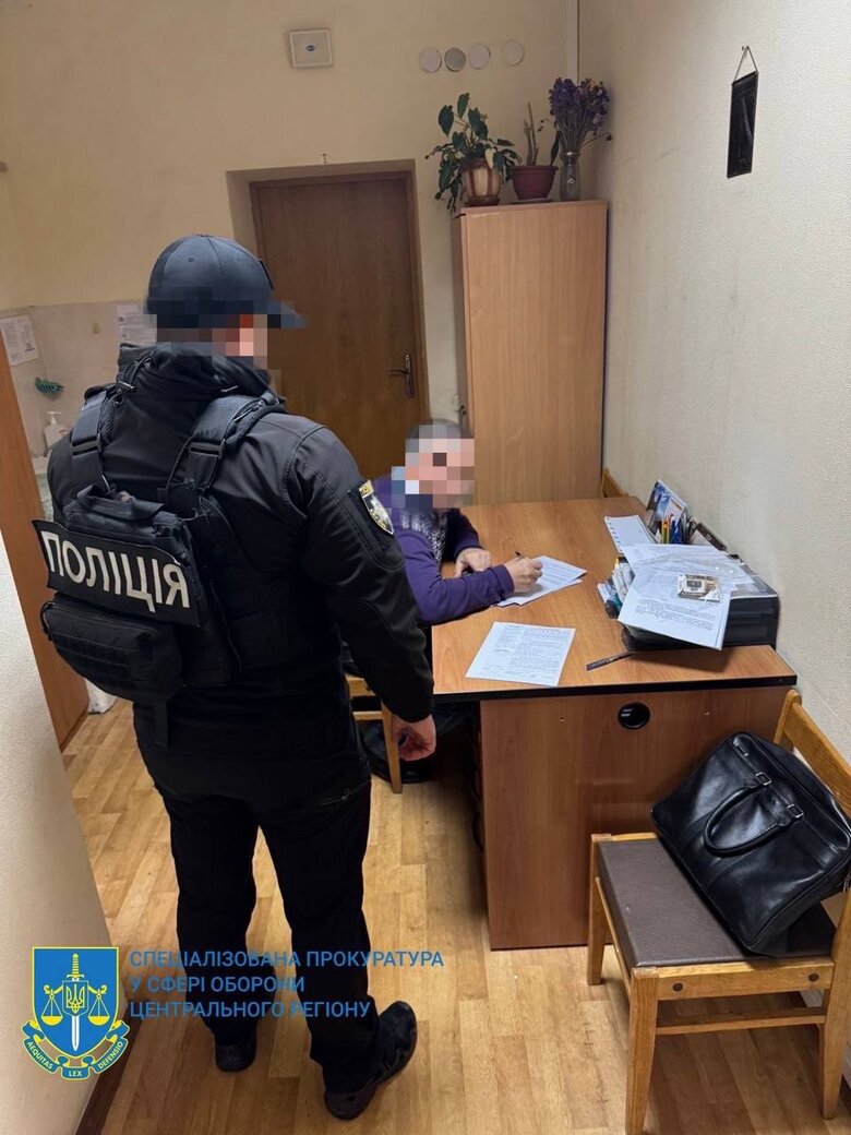 за гроші допомагали ухилянтам