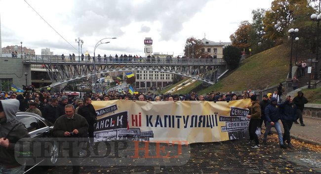 Учасники віче проти капітуляції прийшли під Офіс Президента 03