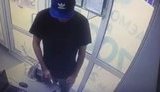 Неизвестный, угрожая ножом, ограбил кредитное учреждение в Киеве. ВИДЕО камер наблюдения