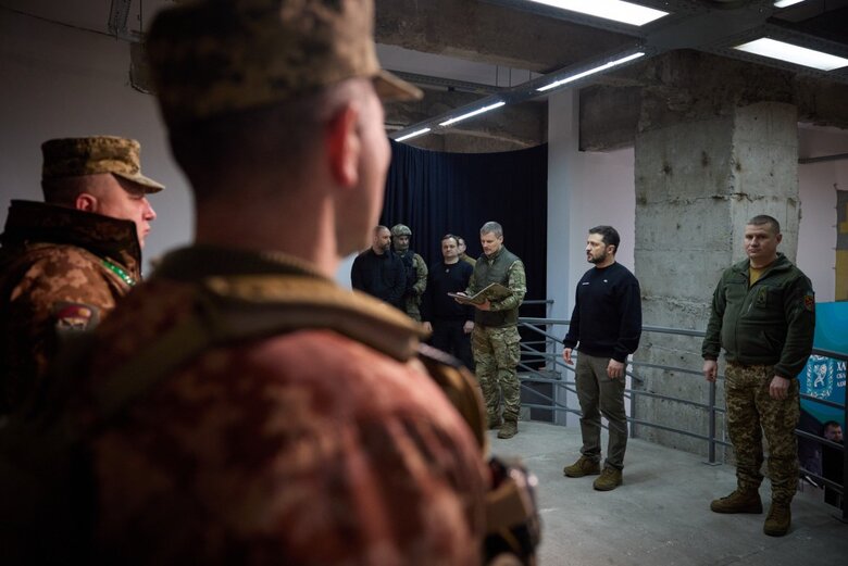 Зеленский на Харьковщине вручил награды военным 01