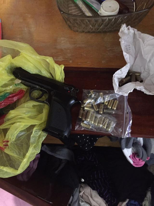 SBU officers apprehended criminal group of arms traders 09