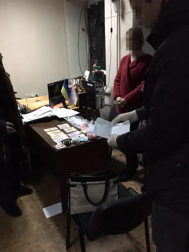 Чиновницю міграційної служби затримано на Луганщині під час одержання 2 тис. грн хабара, - СБУ 01 Чиновницю міграційної служби затримано на Луганщині під час одержання 2 тис. грн хабара, - СБУ 01