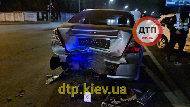 Пьяный водитель в Киеве протаранил полицейское авто, правохранительница попала в больницу, - соцсети 13