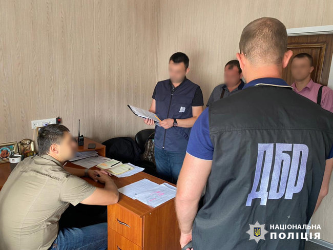 Подполковник полиции, вымогавший ежемесячный откат в размере 35 тыс. грн, задержан в Запорожье 01