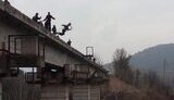 Под Севастополем экстремалы прыгали с 20-метрового моста. ФОТОрепортаж.