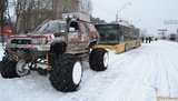 Фото дня: власти Киева бессильны перед снегопадом, ситуацию спасают волонтеры. ФОТО