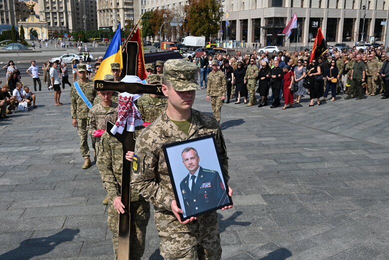 Із полковником, депутатом Київради від ЄС Сергієм Ільницьким (Сокіл), який загинув у бою проти рашистів у лавах піхоти 28 ОМБр, попрощалися в Києві 50