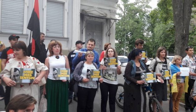 Акция в поддержку Сенцова прошла под генконсульством РФ в Харькове 01