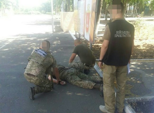 Начальник юридической группы воинской части задержан на Одесчине при получении 400 долл. взятки, - военная прокуратура 01 Начальник юридической группы воинской части задержан на Одесчине при получении 400 долл. взятки, - военная прокуратура 01